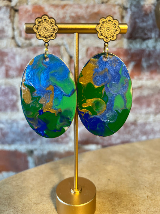 Oval multicolor paint pour with filigree, gold stud.￼￼